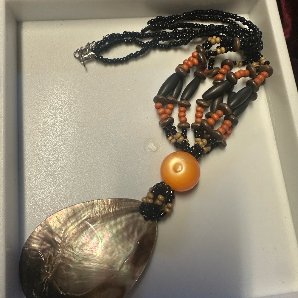 Elegant Beaded Necklace with Shell‎ Pendant